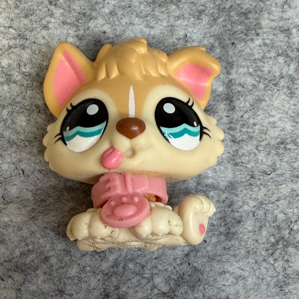 Littlest Pet Shop Husky Dog Tan Cream Blue Eyes Pink Tongue Collar Toy Figure